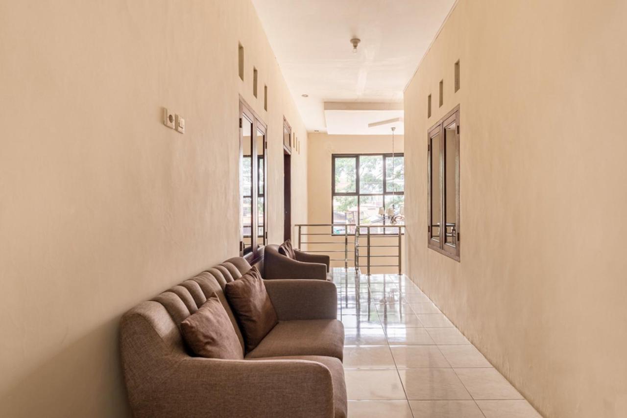 Reddoorz Near Dino Park Hotel Malang Ngoại thất bức ảnh