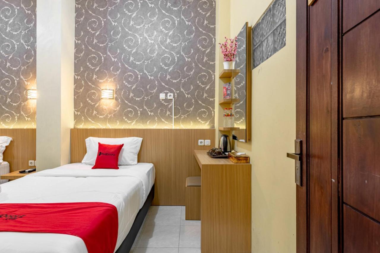 Reddoorz Near Dino Park Hotel Malang Ngoại thất bức ảnh
