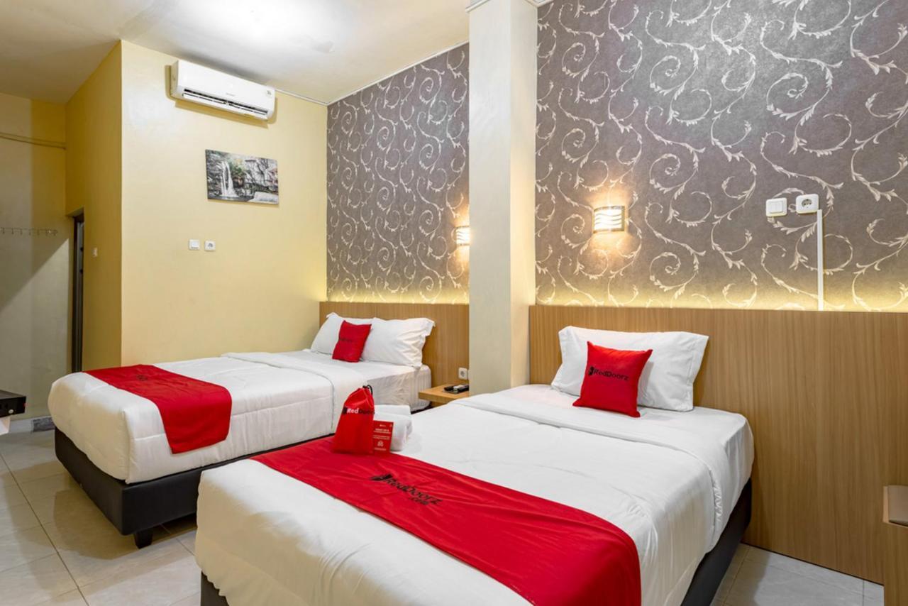 Reddoorz Near Dino Park Hotel Malang Ngoại thất bức ảnh