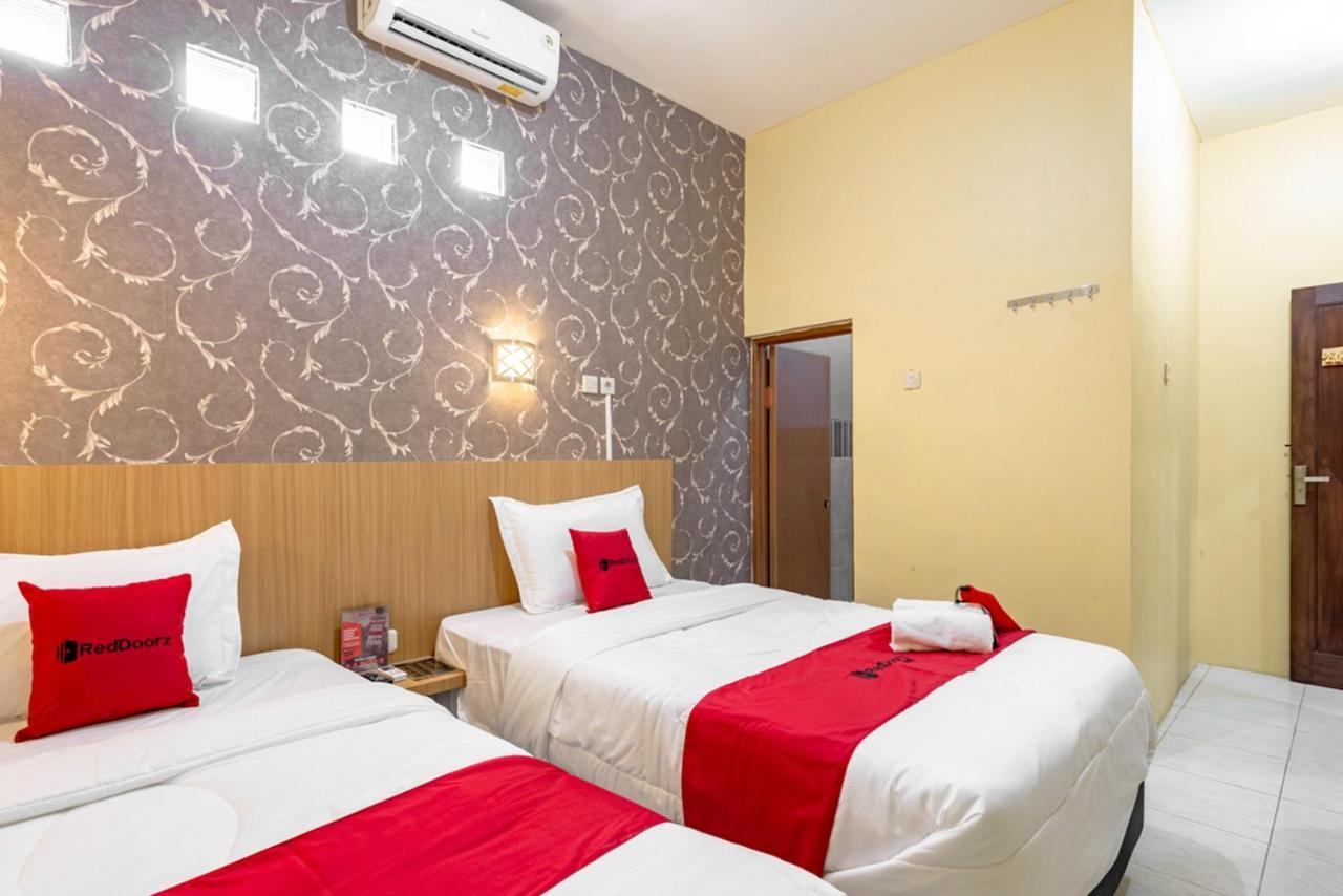 Reddoorz Near Dino Park Hotel Malang Ngoại thất bức ảnh