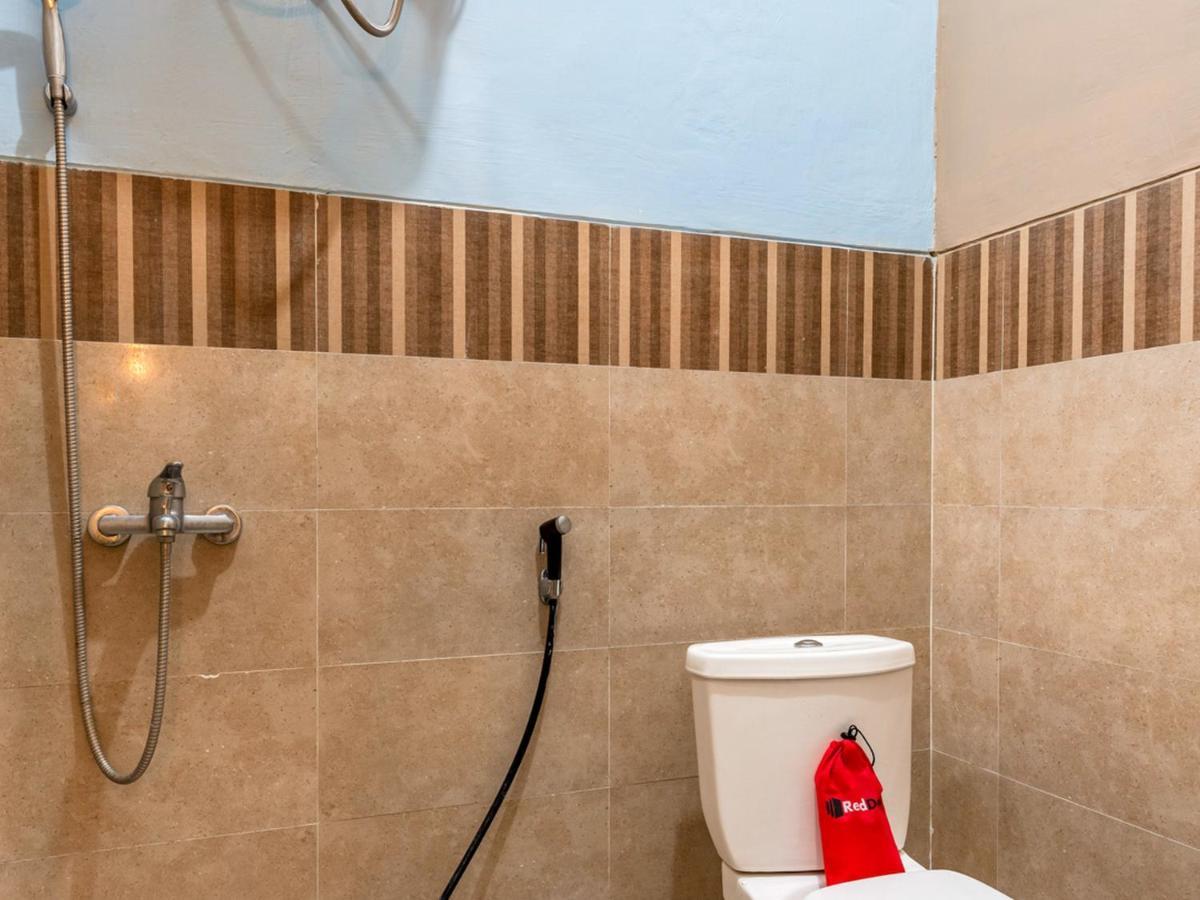 Reddoorz Near Dino Park Hotel Malang Ngoại thất bức ảnh